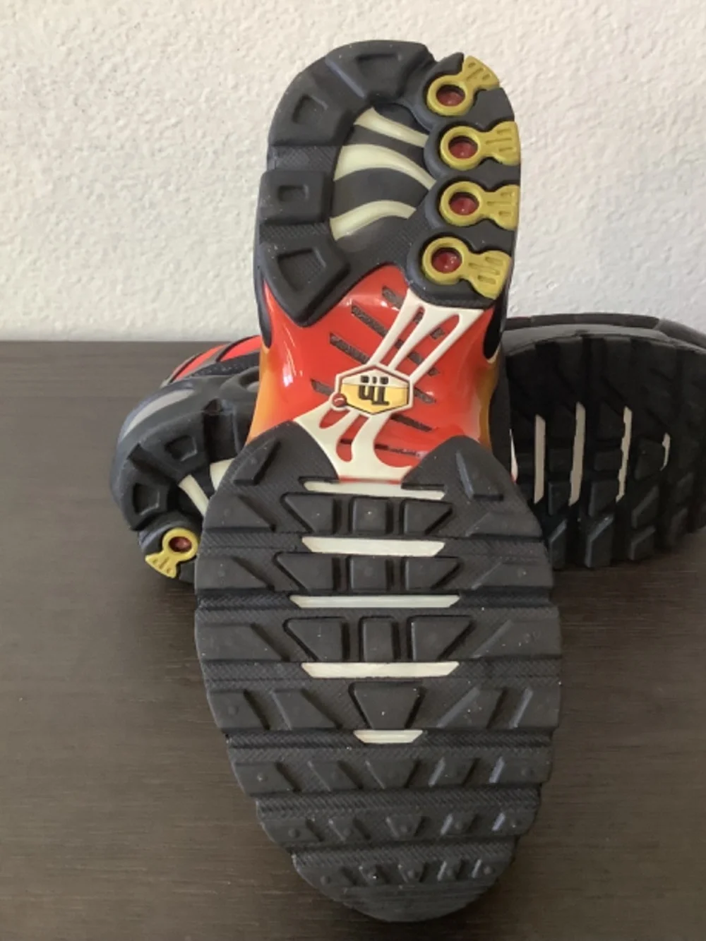 NIKE AIR MAX PLUS (GS) BLACK HABANERO RED YELLOW AR1852 017 SIZE 4YR LACE UP